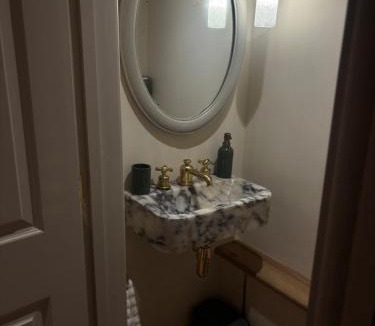Winchester Apartment | Charming central Winchester room, self-contained