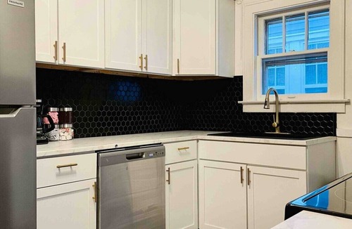 Evansville Apartment | Charming & Centrally Located 1 Bedroom Apt/KING BED