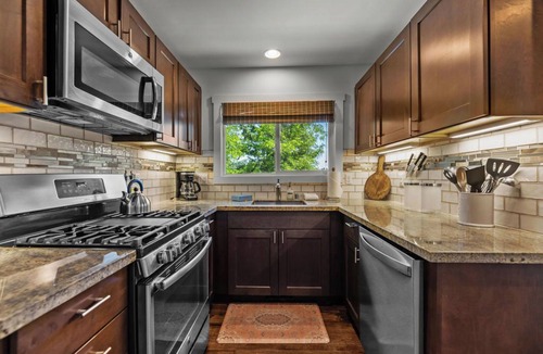 Vancouver House | Charming Centrally Located 2-bedroom House With Beautiful Valley View