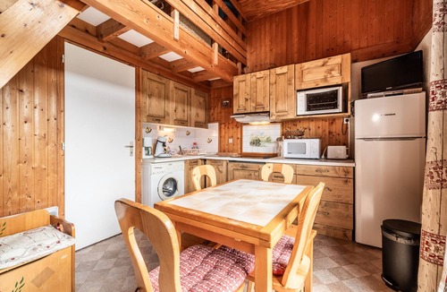 Les Gets Ski Chalet | Charming Chalet for 6 with Mountain Views, Wi-Fi, Parking, Near Ski Lifts