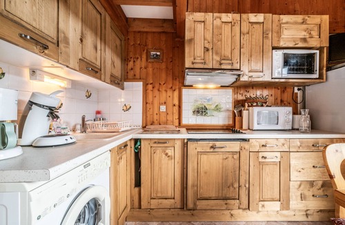Les Gets Ski Chalet | Charming Chalet for 6 with Mountain Views, Wi-Fi, Parking, Near Ski Lifts