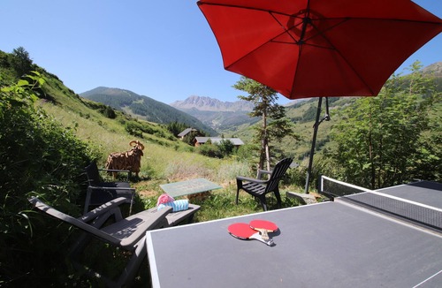 Vars Ski Chalet | CHARMING CHALET, MOUNTAIN VIEW AND SKI SLOPES JACUZZI HAMMAM SAUNA TABLE SOCCER