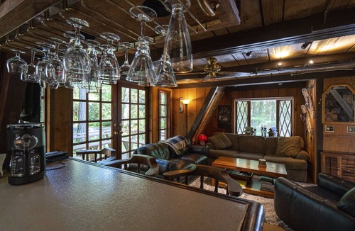 Glacier Ski Chalet | Charming Chalet-Private Cedar Soaking Tub-Snowline-Owner Managed