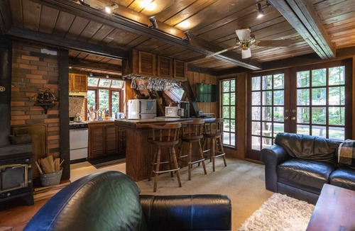 Glacier Ski Chalet | Charming Chalet-Private Cedar Soaking Tub-Snowline-Owner Managed
