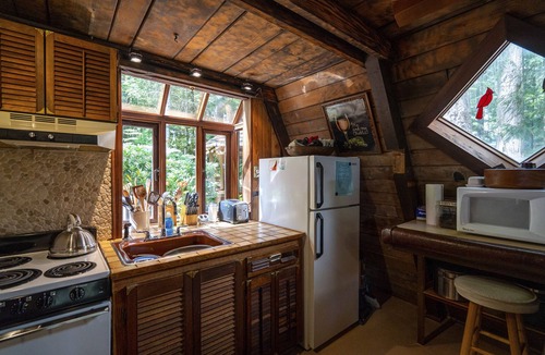 Glacier Ski Chalet | Charming Chalet-Private Cedar Soaking Tub-Snowline-Owner Managed