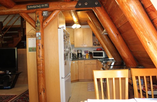 Sammamish Ski Chalet | Charming chalet with 3 bedrooms and WiFi, AC in welcoming Sammamish