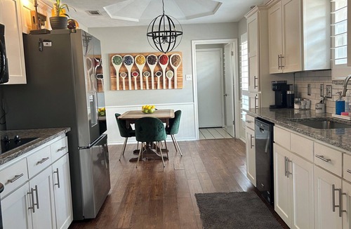 Allen House | Charming Classy & Elegant 2-bedroom home with fitness room! Sleeps 4