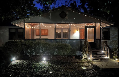 Micanopy Cottage | Charming, Clean & Cozy home one block from Downtown!