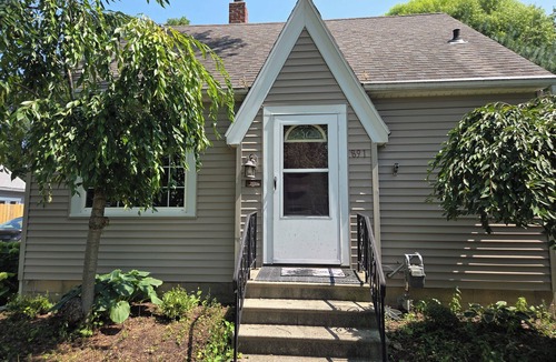 Vermilion House | Charming Coastal Cape Cod - Near Beach and Historic Downtown Vermilion