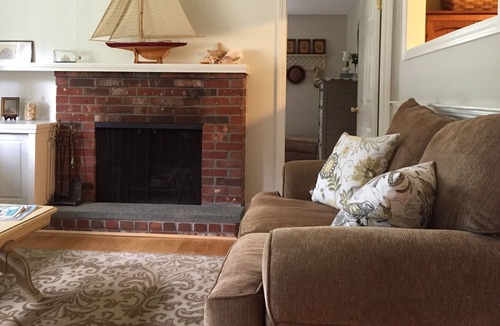 Centerville House | Charming Coastal Cottage - walk to Craigville Beach