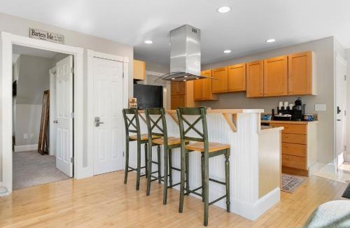 Boothbay House | Charming coastal cottage with deck, grill, firepit, and jetted tub