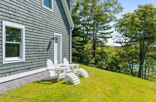 Boothbay House | Charming coastal cottage with deck, grill, firepit, and jetted tub