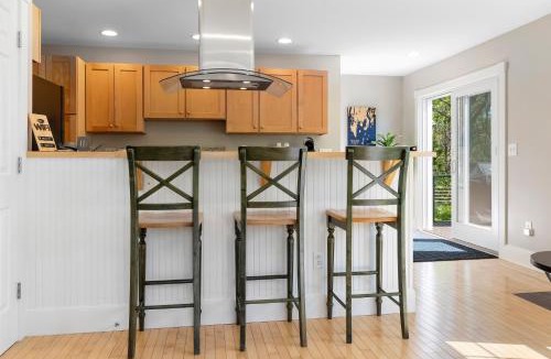 Boothbay House | Charming coastal cottage with deck, grill, firepit, and jetted tub