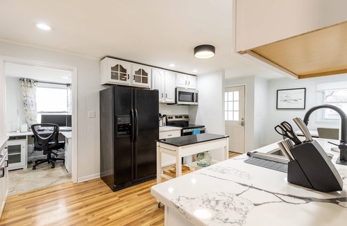 Arundel on the Bay House | Charming Coastal Retreat w Community Beach Dog-Friendly & Mins to Downtown Annapolis