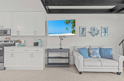Sanibel Cottage | Charming Coastal Retreat at Sanibel Shores-Walk to the Beach PET FRIENDLY
