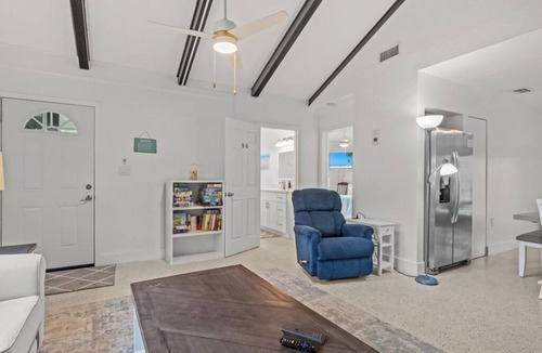 Sanibel Cottage | Charming Coastal Retreat at Sanibel Shores-Walk to the Beach PET FRIENDLY