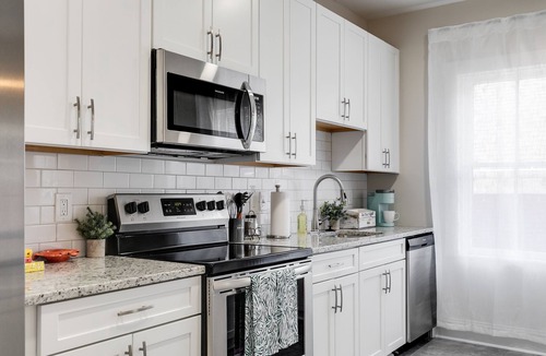 Issue Condo | Charming Coastal Getaway: Explore and Relax in our 2 Bedroom Downtown Rental