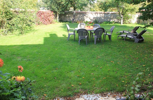 Houlbec-Cocherel Cottage | Charming, comfortable 3-star gite in the center of a quiet, wooded village.