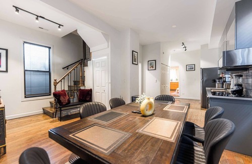 West Town House | Charming & Comfy Gem ~ 10 Mins to Downtown ~Patio!