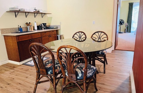 Hakalau Apartment | Charming & Comfy Oceanfront Gem views -Balcony