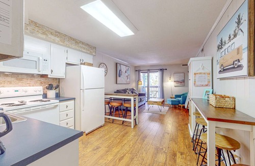North Forest Beach Condo | Charming Condo 1 block from Coligny Plaza with on-site pool, balcony, & W/D