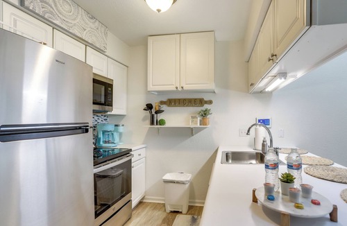 Oak Harbor Apartment | Charming Condo on Lake Erie w/Community Pool