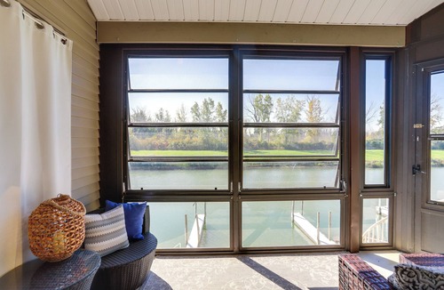 Oak Harbor Apartment | Charming Condo on Lake Erie w/Community Pool