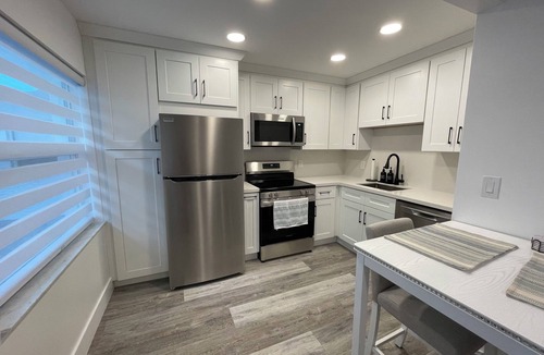 Hollywood Condo | Charming condo steps from the beach!