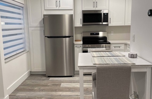 Hollywood Condo | Charming condo steps from the beach!