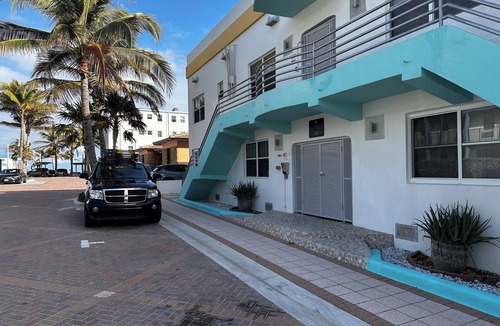 Hollywood Condo | Charming condo steps from the beach!