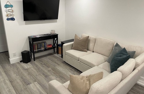 Hollywood Condo | Charming condo steps from the beach!