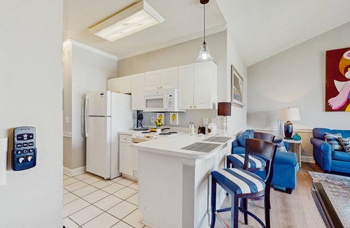 Central Myrtle Beach Condo | Charming condo with balcony, W/D, pool, close to beach & golf