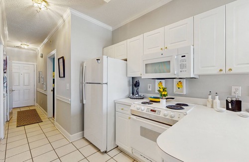 Central Myrtle Beach Condo | Charming condo with balcony, W/D, pool, close to beach & golf