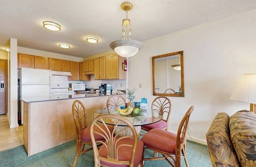 Nawiliwili Condo | Charming condo with full kitchen, pool, grill & shuffleboard - close the beach!