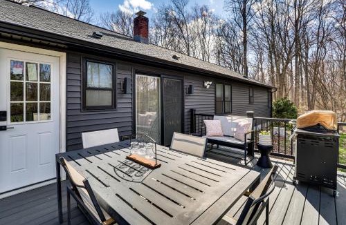 Middlefield House | Charming Connecticut Hideaway: Year-Round Fun!