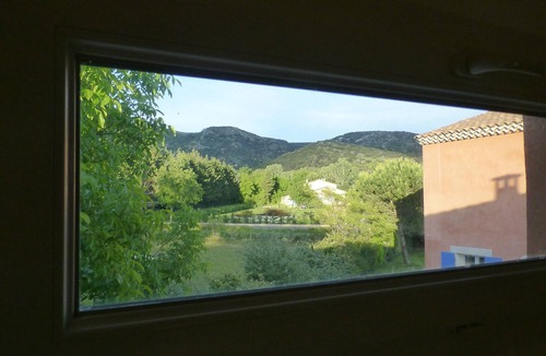 Cavaillon Cottage | Charming contemporary gîte: wooded property, private pool, Luberon view