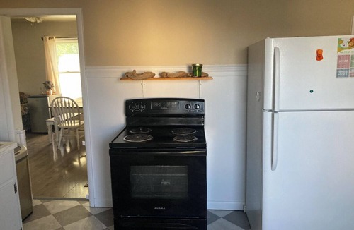 Laurel House | Charming convenient. 3-bedroom house in Laurel with AC,parking,storage,and more!