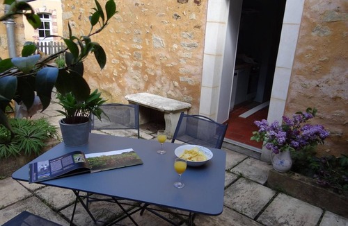 Asnieres sur Vegre Cottage | Charming Cottage in Historic Asnières-sur-Vègre with Modern Amenities