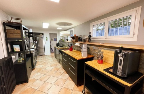 Chambray-les-Tours Cottage | Charming cottage with enclosed garden and pets allowed