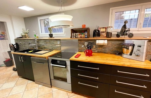 Chambray-les-Tours Cottage | Charming cottage with enclosed garden and pets allowed
