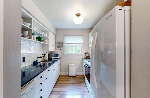 Bainbridge Island Cottage | Charming cottage with new finishes, Wifi & walking distance from strawberry park