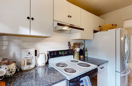 Bainbridge Island Cottage | Charming cottage with new finishes, Wifi & walking distance from strawberry park