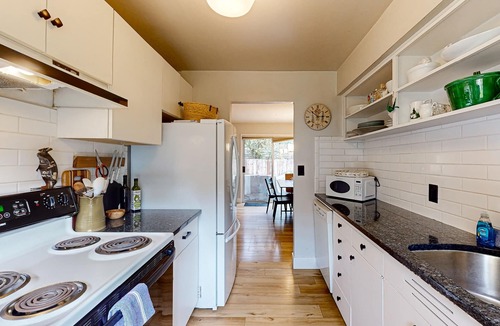 Bainbridge Island Cottage | Charming cottage with new finishes, Wifi & walking distance from strawberry park