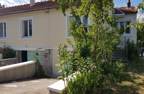 Muides-sur-Loire Cottage | Charming cottage near Château Chambord with garden and parking
