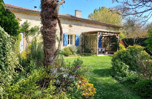 Civrac-de-Blaye Cottage | Charming Cottage for 2–4 Guests, in a Park with Swimming Pool