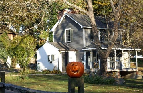 Phoenixville Cottage | Charming Cottage Getaway with an Indoor Fireplace in Chester Springs, Pennsylvania