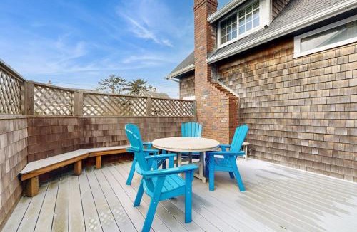 Seaside House | Charming cottage 1 block from the Prom & beach with private deck & Ping-Pong