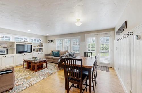 Seaside House | Charming cottage 1 block from the Prom & beach with private deck & Ping-Pong