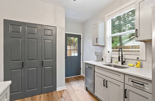 Pensacola House | Charming Cottage * 2 Miles to NAS * Remodeled * 2 Queen Beds * Fenced Yard