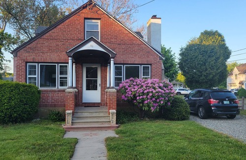 Westbrook Center Cottage | Charming cottage - 330 steps from beautiful Chapman Beach